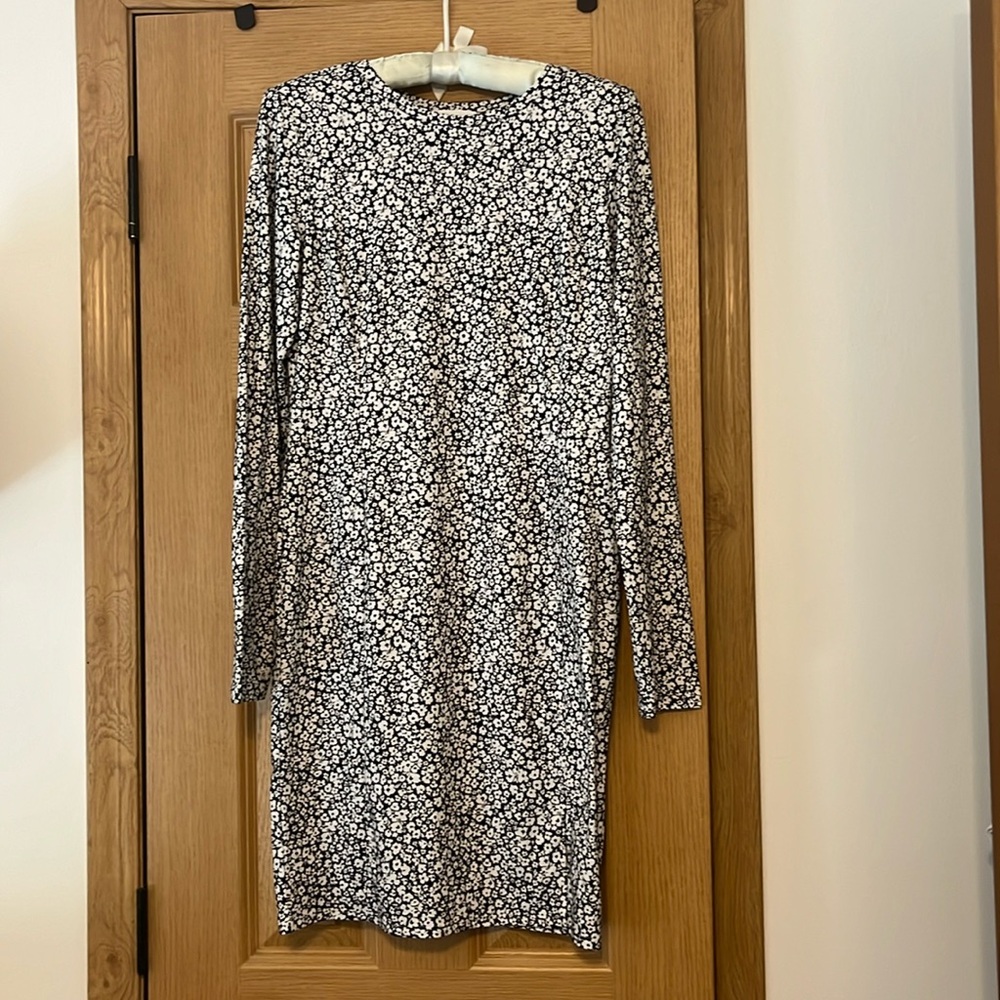 Long sleeve size, small leaf dress black with white floral prints mid length